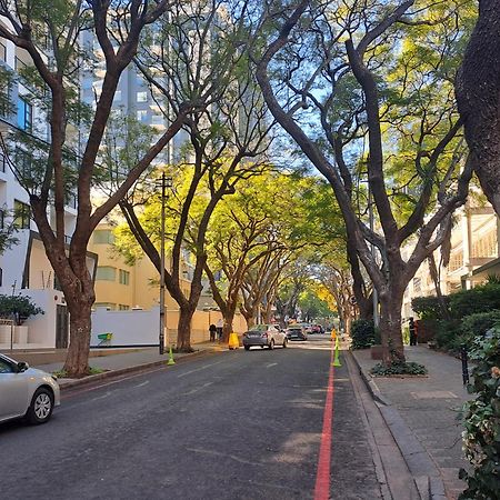 The Median Rosebank Luxury Apartment - Building With Generator Johannesburg Dış mekan fotoğraf
