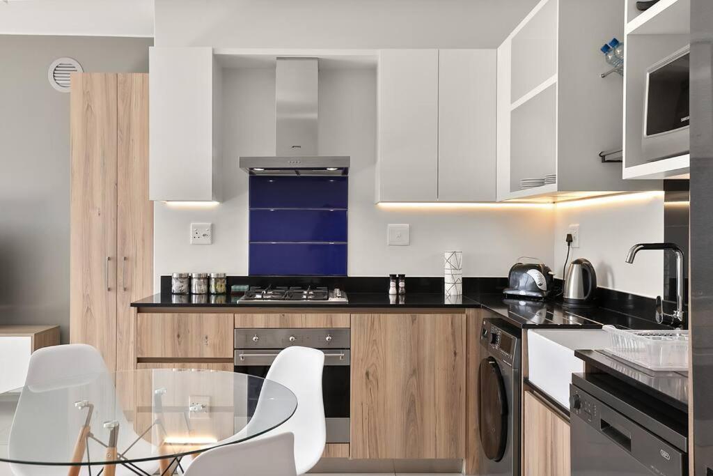 The Median Rosebank Luxury Apartment - Building With Generator Johannesburg Dış mekan fotoğraf