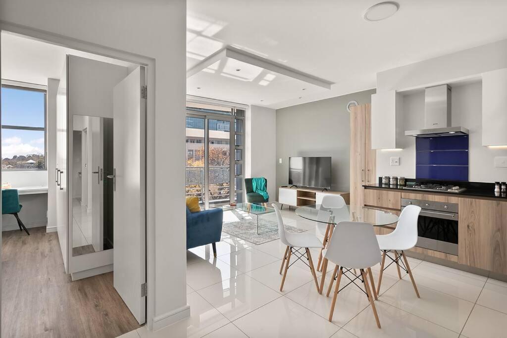 The Median Rosebank Luxury Apartment - Building With Generator Johannesburg Dış mekan fotoğraf