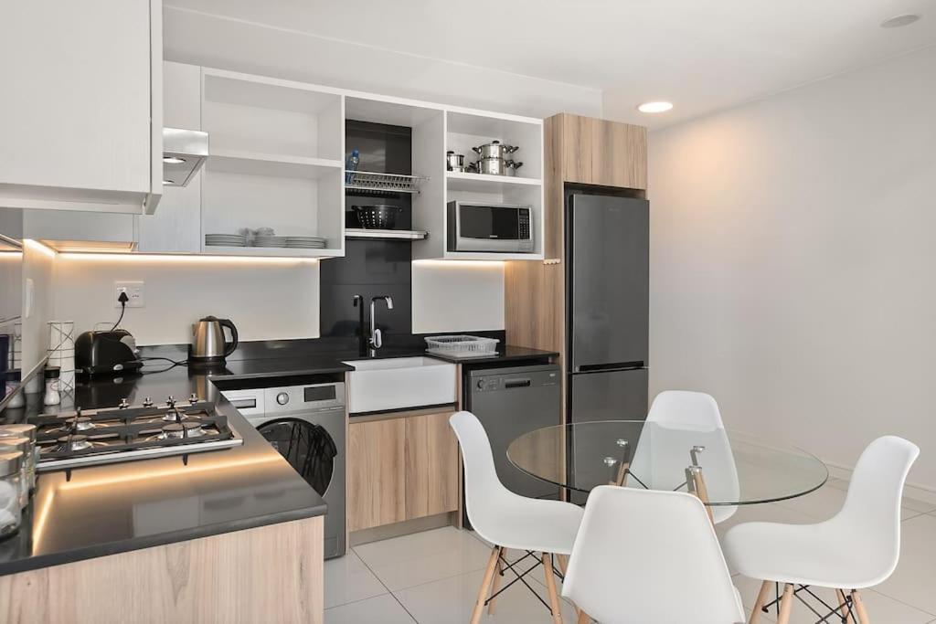 The Median Rosebank Luxury Apartment - Building With Generator Johannesburg Dış mekan fotoğraf