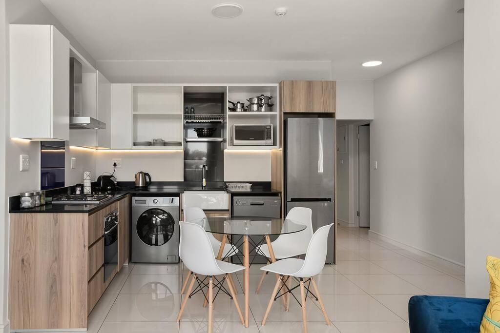The Median Rosebank Luxury Apartment - Building With Generator Johannesburg Dış mekan fotoğraf