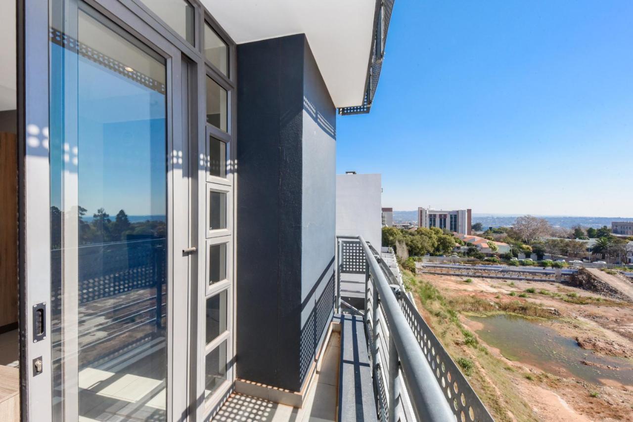 The Median Rosebank Luxury Apartment - Building With Generator Johannesburg Dış mekan fotoğraf