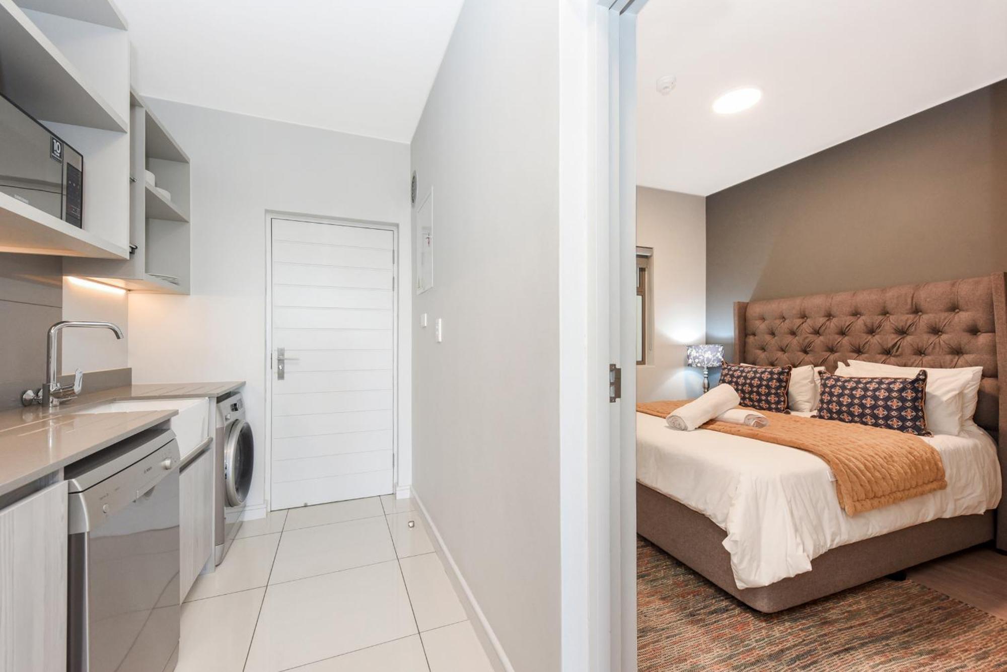 The Median Rosebank Luxury Apartment - Building With Generator Johannesburg Dış mekan fotoğraf