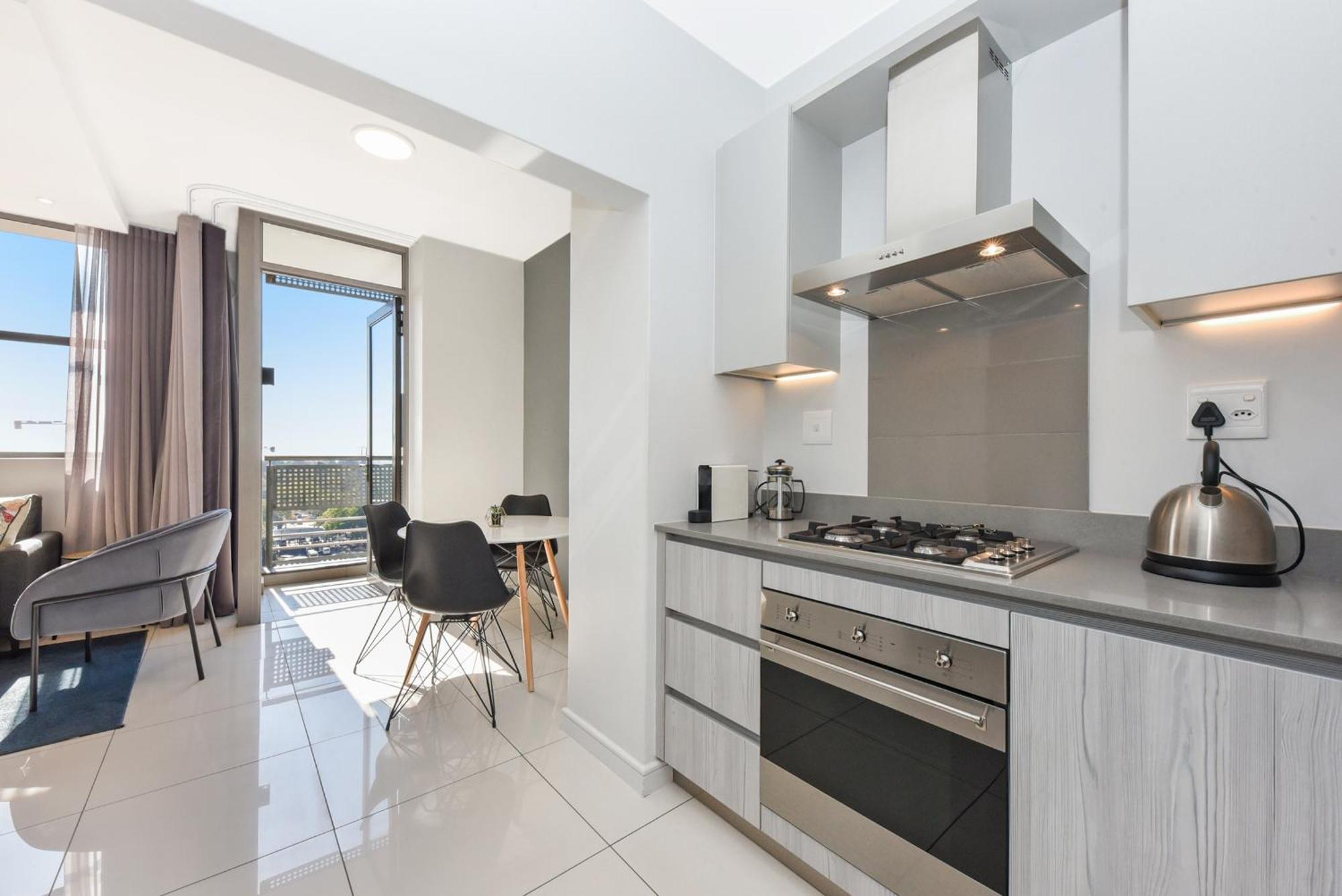The Median Rosebank Luxury Apartment - Building With Generator Johannesburg Dış mekan fotoğraf