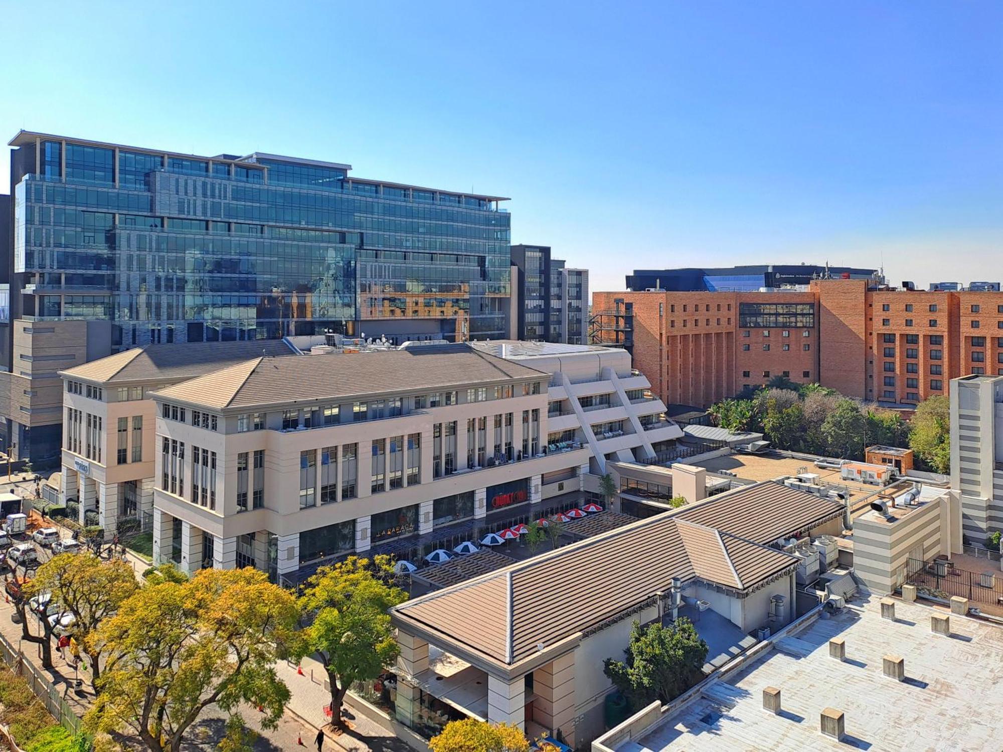 The Median Rosebank Luxury Apartment - Building With Generator Johannesburg Dış mekan fotoğraf
